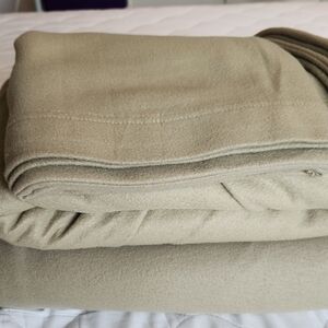Queen Fleece Sheet Set Ultra Soft, Warm And Cozy So Luxurious Like New